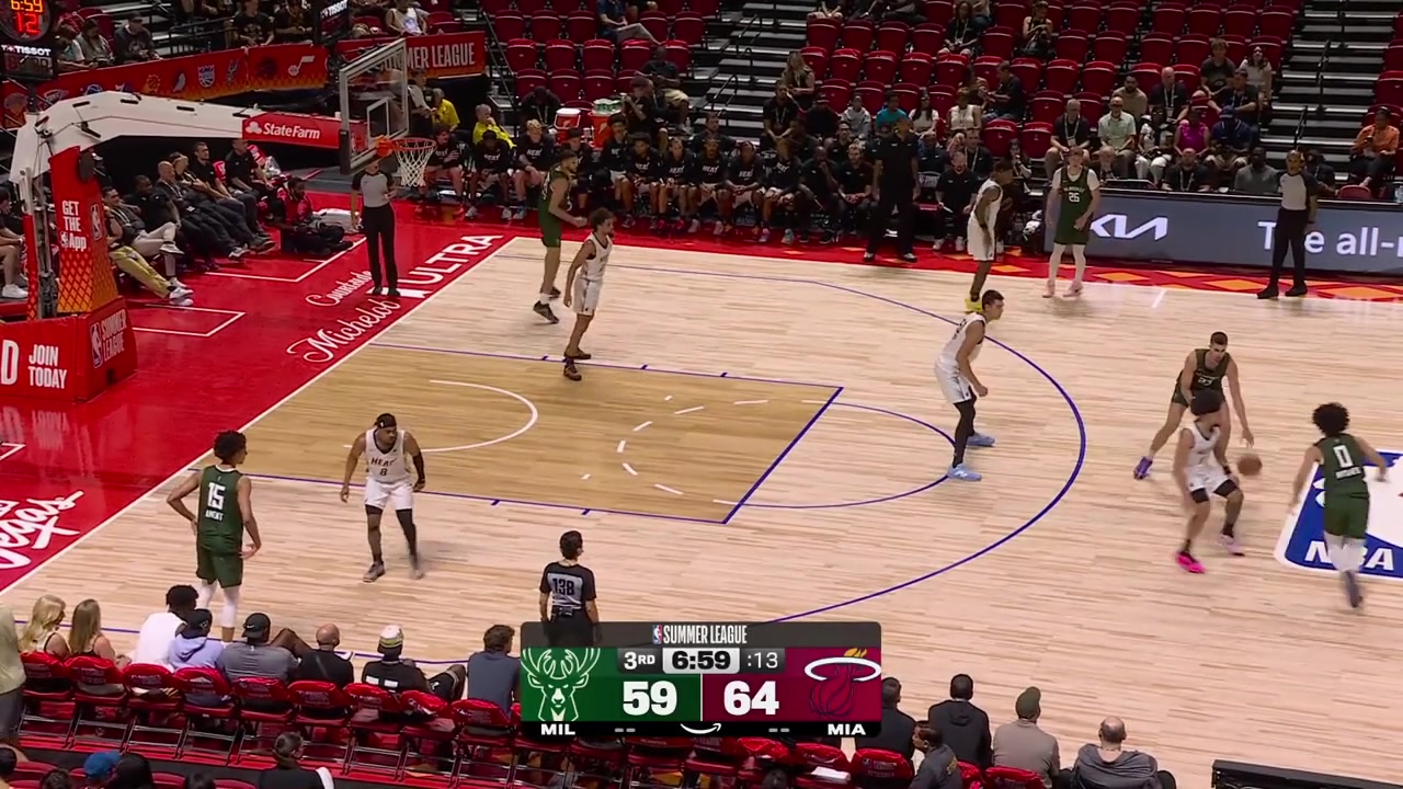Brayden Burries swishes another jumper to give him 18 points with almost 7 minutes remaining in the 3rd quarter