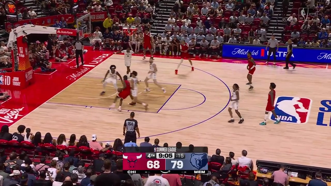 Caleb Wilson gets by Cameron Boozer for a difficult finish at the rim