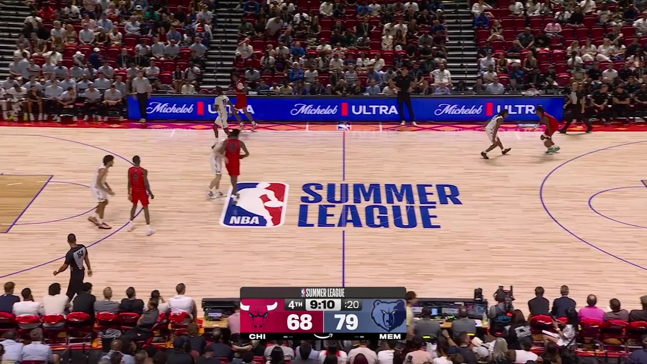 Caleb Wilson drives through the Grizzlies defense for the tough bucket29 points