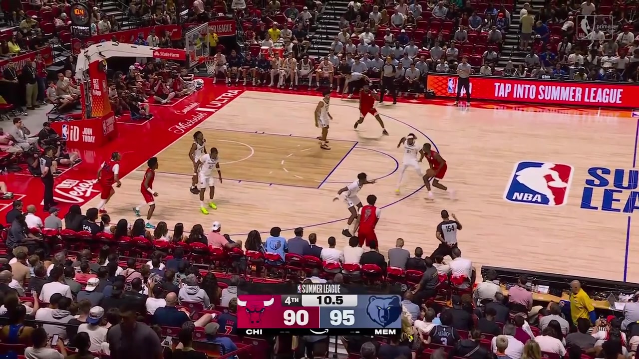 Caleb Wilson hits the three off the in-bounds pass to give him 32 points