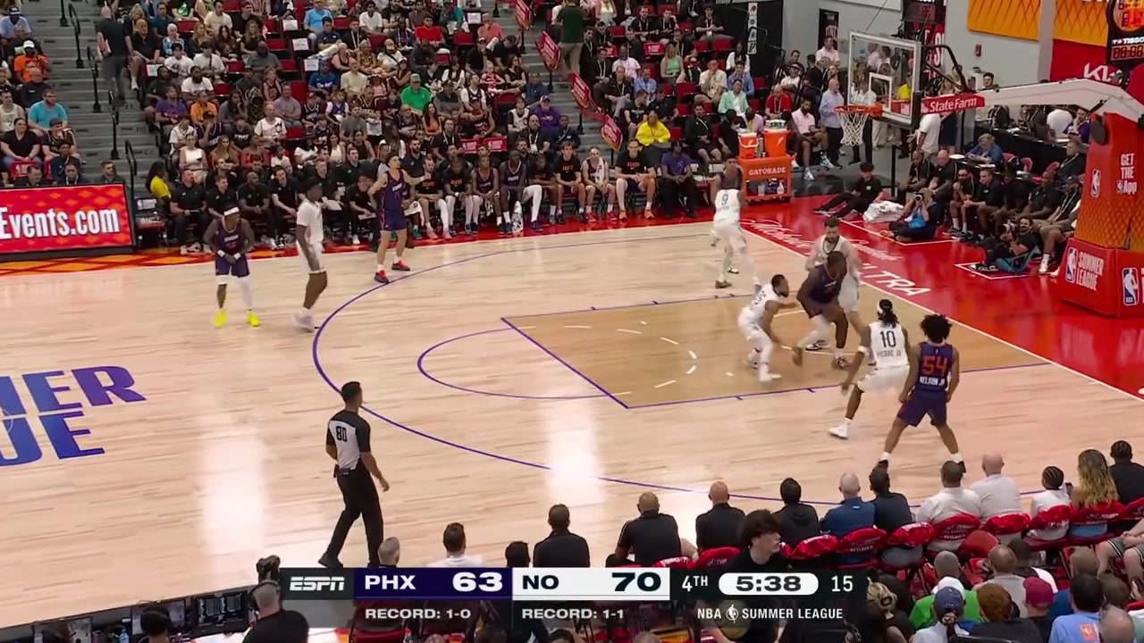 Jameer Nelson Jr pulls some nice moves goes around Hunter Dickinson under the rim and scores the layup with a replay