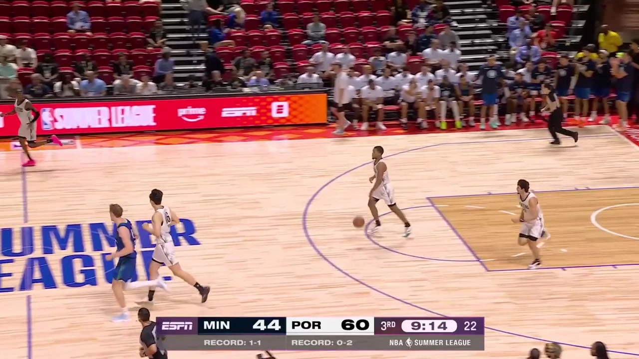 Jayson Kent with the powerful dunk off the give and go with Yang Hansen who also scores a nice hook shot over Rocco Zikarsky and then scores a crafty layup on him as well with replays