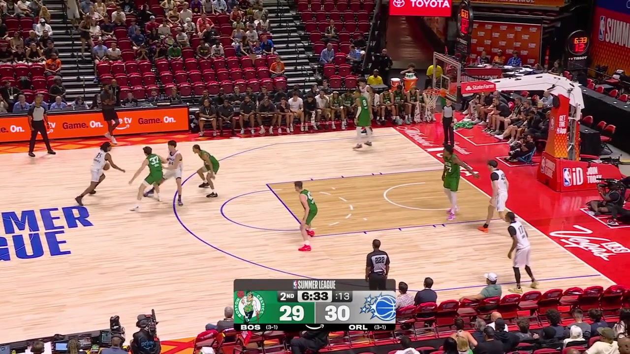 TyTy Washington Jr drives and passes to WIlliam Baker for the cutting dunk with a replay