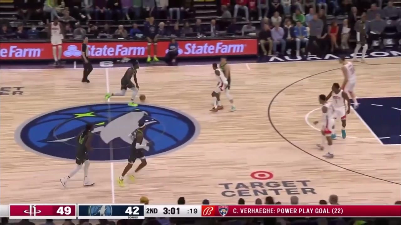 Anthony Edwards posterizes Alperen engn twice 1212023