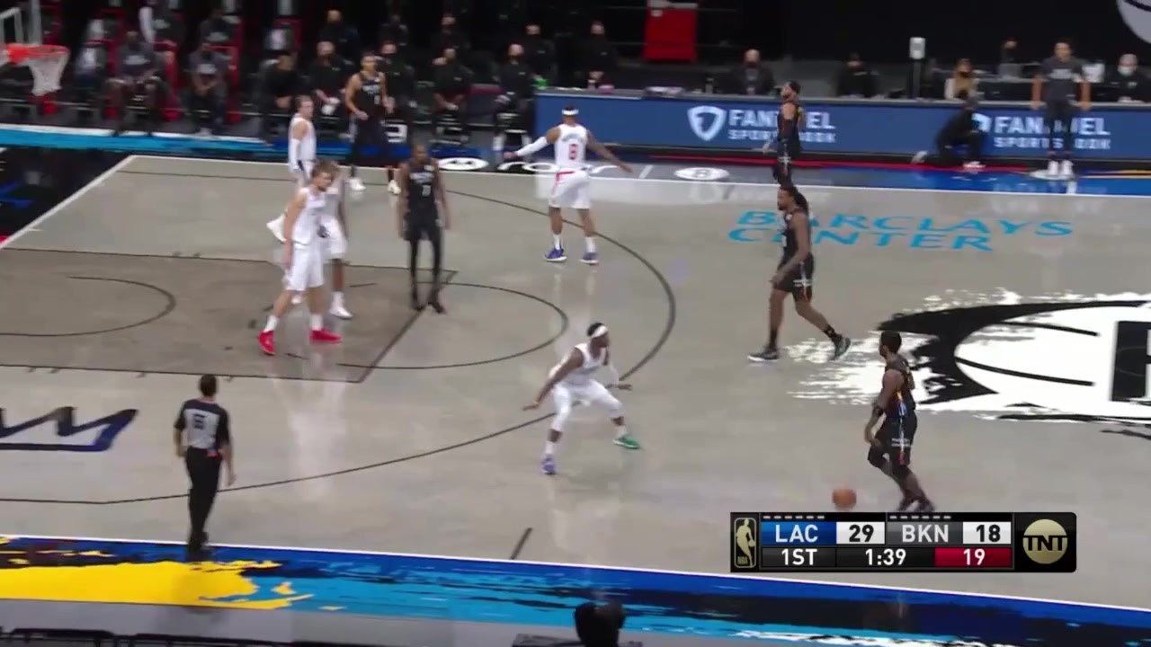Kyrie Irving crosses Kawhi Leonard and hits the longer 2-pointer with replays 222021