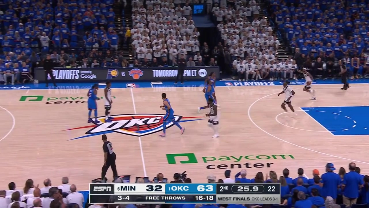 Julius Randle cannot catch the bounce pass properly and the Timberwolves with their 14th 1st half turnover
