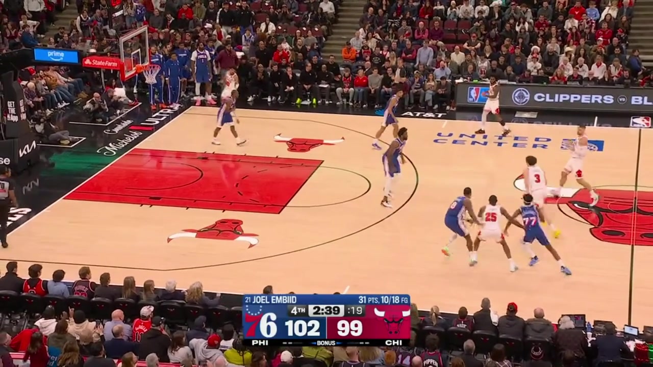 Jalen Smith with the nasty poster dunk on Joel Embiid with replays
