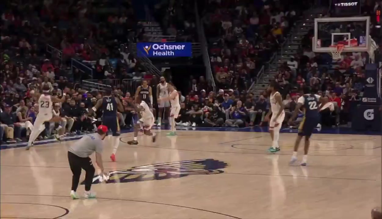 Suns Rasheer Fleming block on Pels Jeremiah Fears