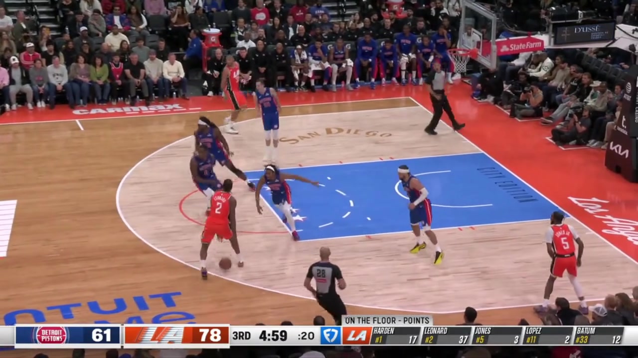 Kawhi Leonard hits another three and he's up to 40 points