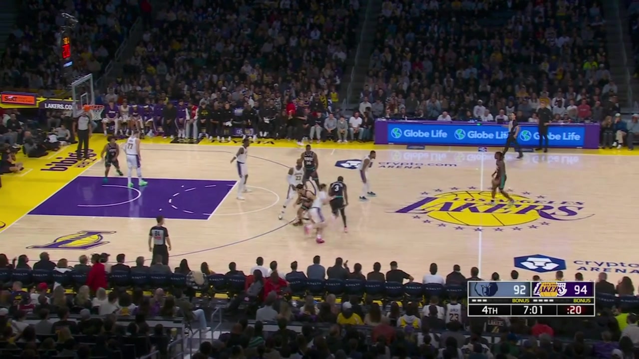 Christian Koloko cutting between 3 Lakers players and finishes the uncontested alley-oop dunk