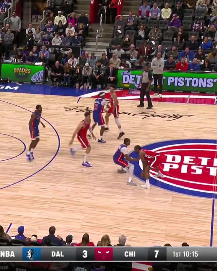 Ausar Thompson takes flight for the massive alley-oop slam