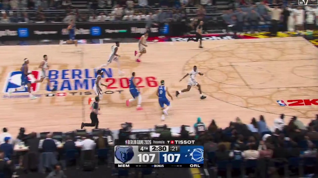 Anthony Black with the dunk-of-the-year candidate as he dunks on 4 guys in transition