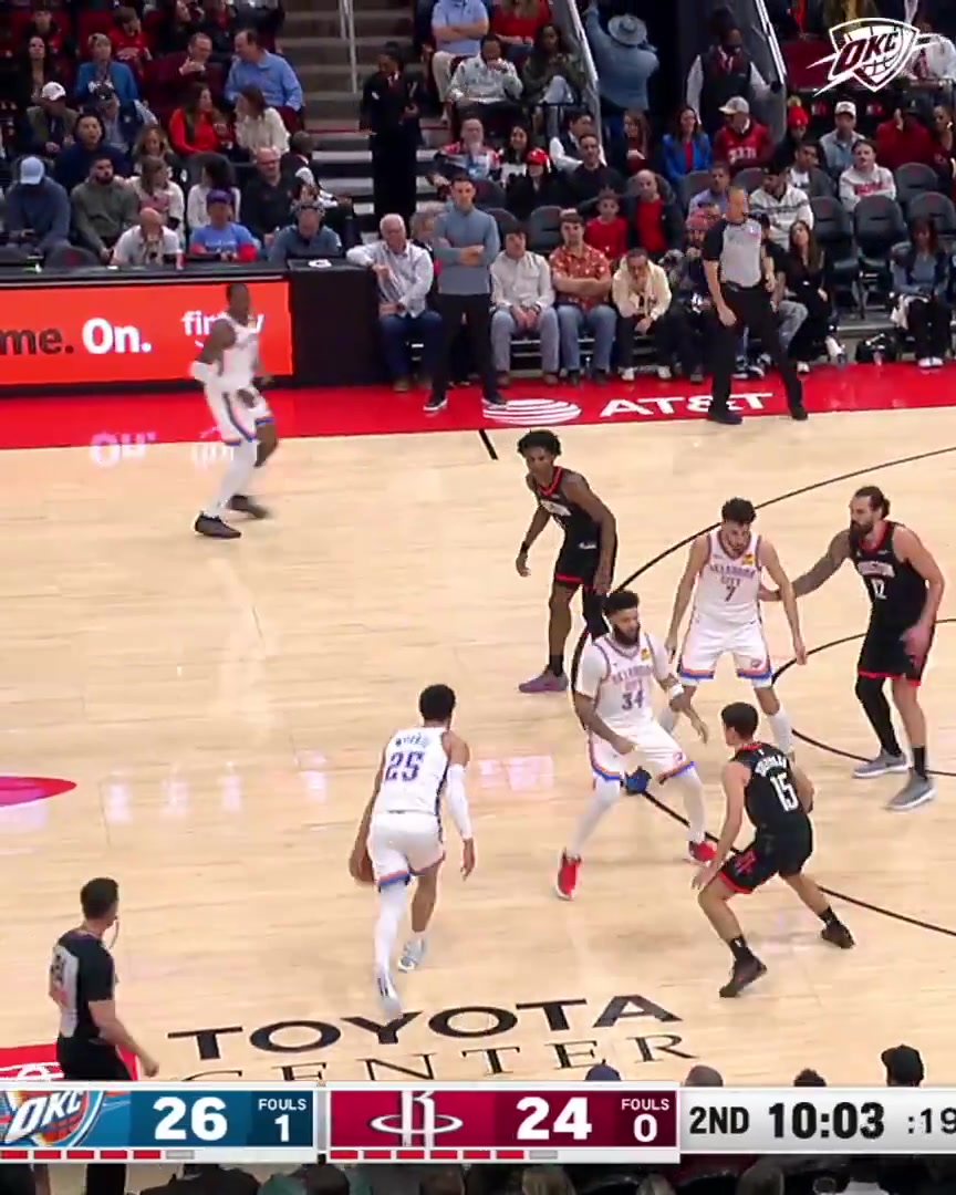 Ajay Mitchell with the bounce pass to the cutting Cason Wallace for the jam
