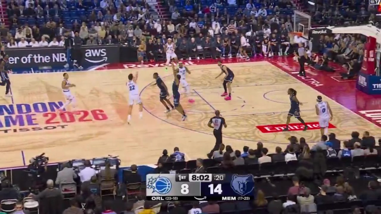 Paolo Banchero with an unsuccessful lob pass to Wendell Carter Jr