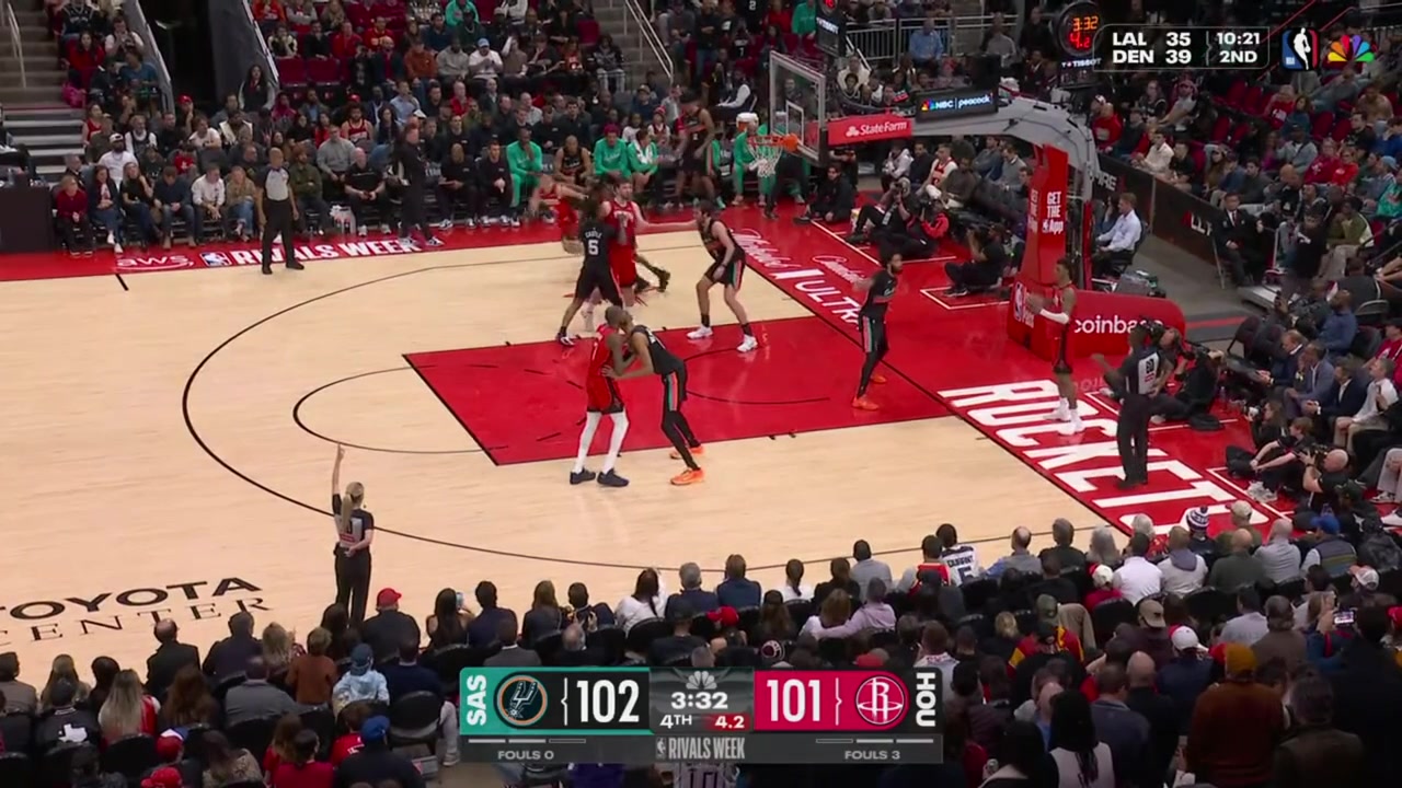 Jabari Smith Jr with the corner 3 to beat the shot clock and give the Rockets the lead