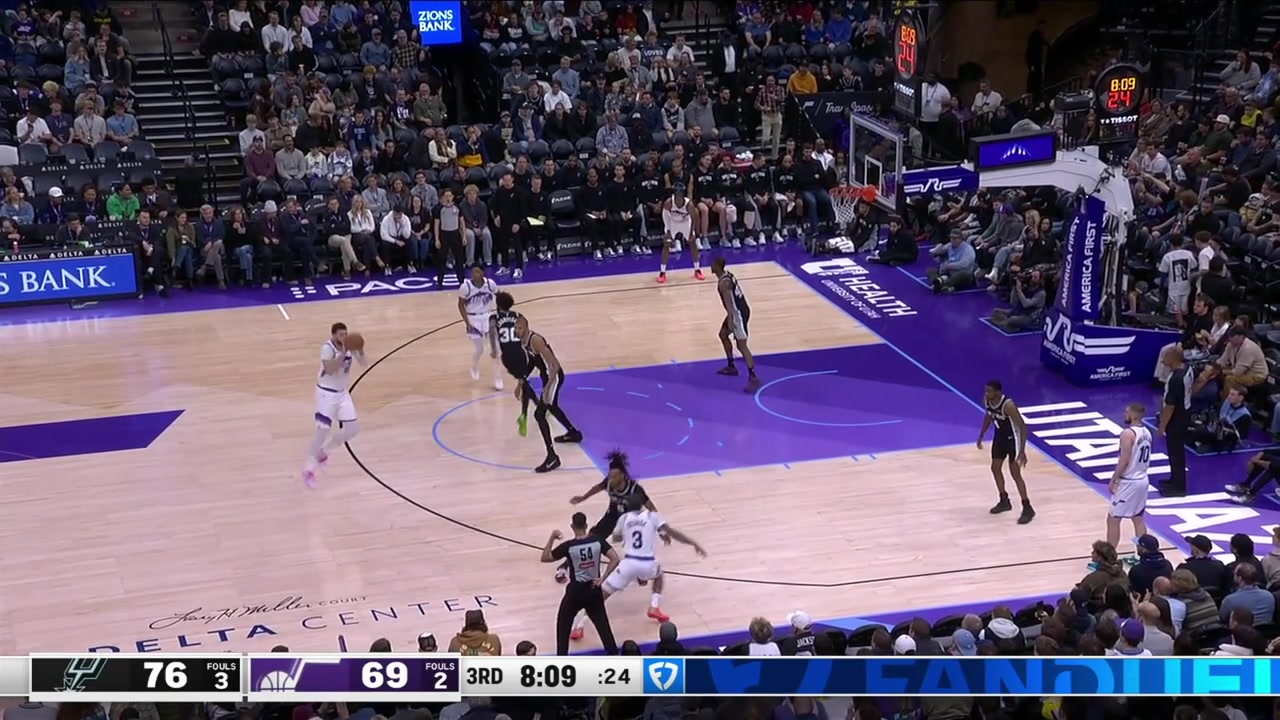 Victor Wembanyama with back-to-back blocks against the Jazz with replays