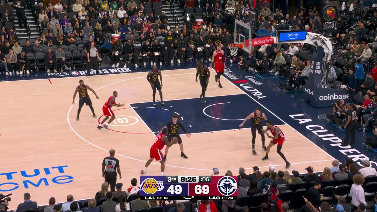 Kawhi Leonard swishes the 3-pointer in Jake LaRavia's face to beat the shot clock and put the Clippers up 23 points in the 3rd quarter With a replay