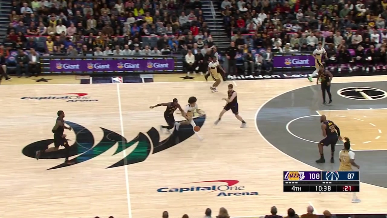 Jarred Vanderbilt gets the steal leading to another LeBron James lob to Deandre Ayton for the easy dunk