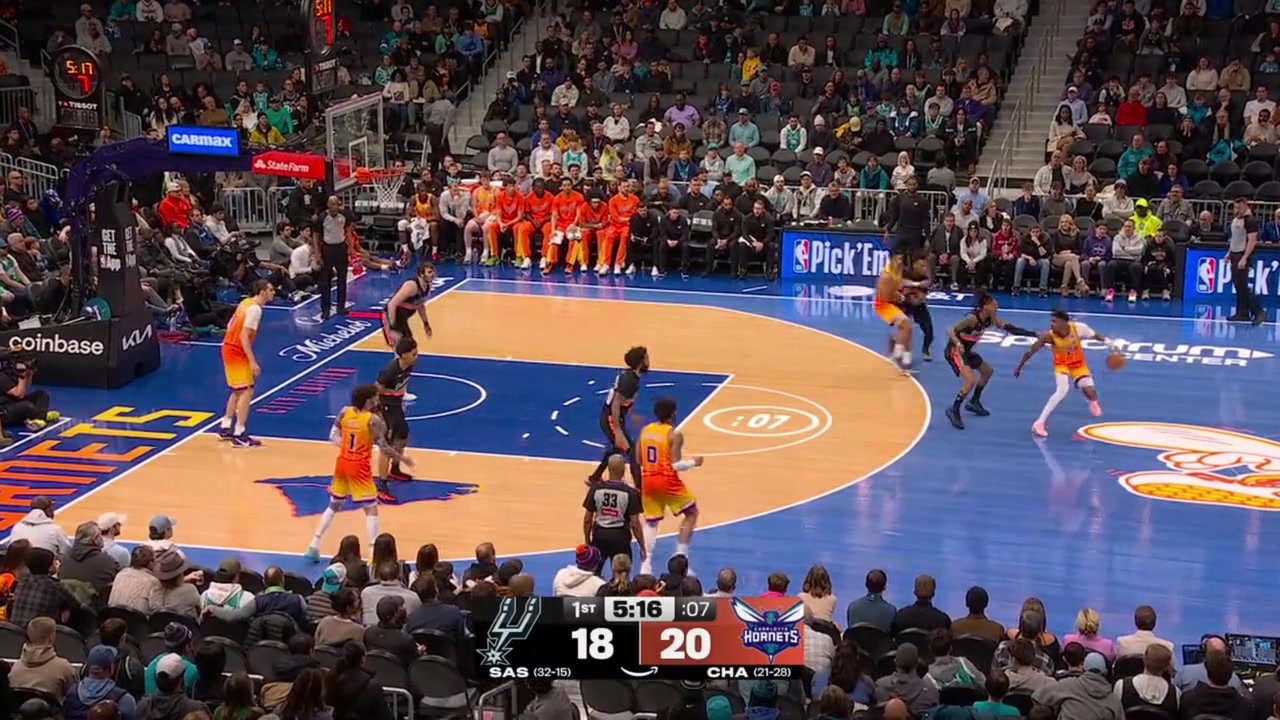 Devin Vassell with the excellent defensive stop on Brandon Miller leading to a fast break where he finds Julian Champagnie for the and-one three-pointer