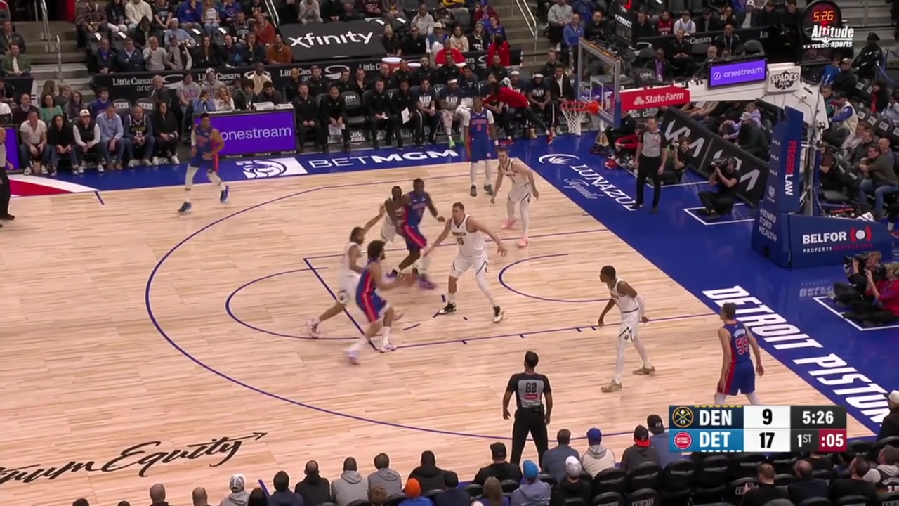 Jalen Duren finishes back-to-back alley-oop dunks on consecutive possessions