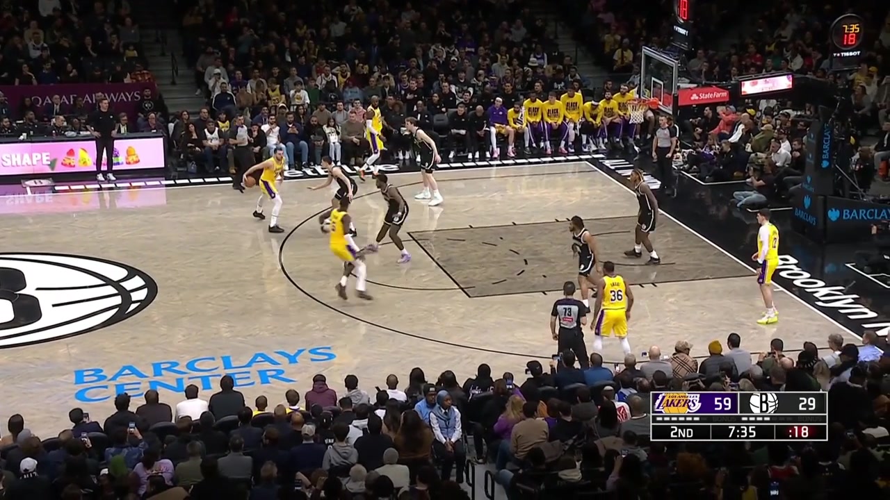 Luka threads a no-look pass through the double for an easy Ayton finish Lakers lead 61-29
