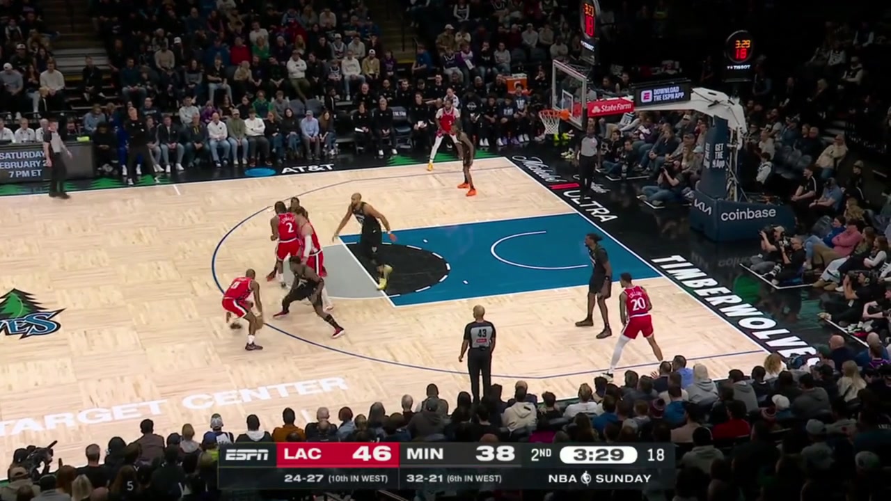 Kawhi Leonard drills the mid-range jumper for his 24th point during the Clippers' 22-5 run against the Timberwolves