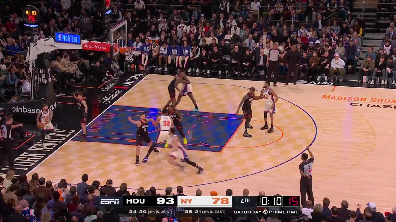 Karl-Anthony Towns with the powerful poster dunk over Jabari Smith Jr last night with replays Multi-broadcast - ENESPT