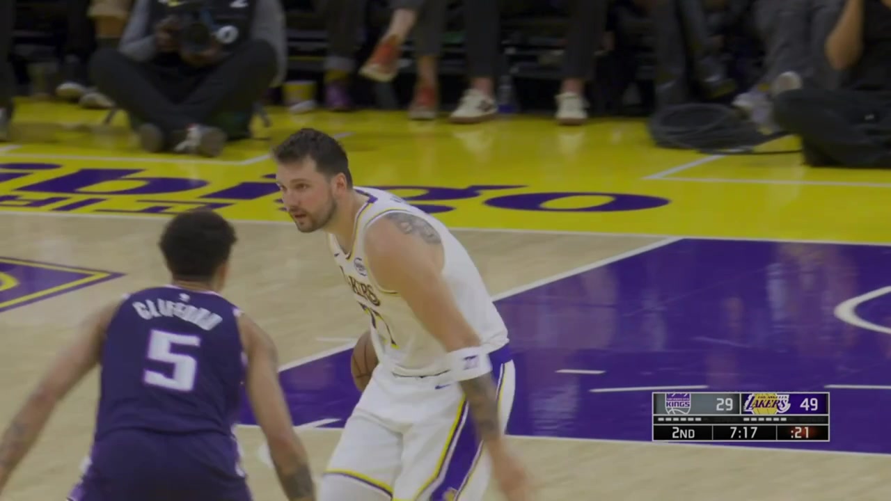 Maxi Kleber with the two-handed poster dunk on Precious Achiuwa with replays Lakers and Kings commentaries