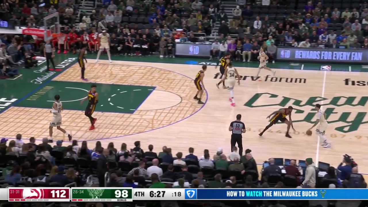 Giannis throws down the slam right over Okongwu