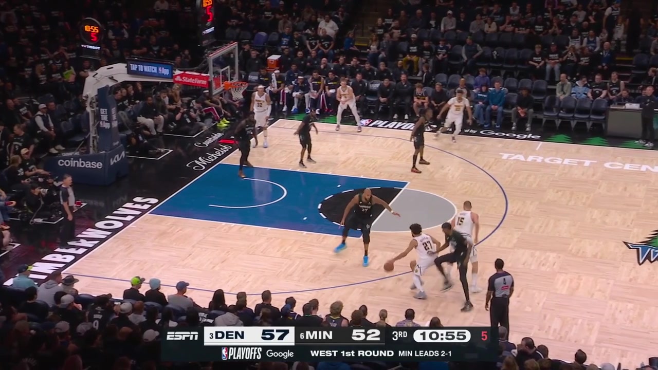 Aaron Gordon passes on the lob but then hits a tough iso stepback 2 to prove why he's still on the court despite injury