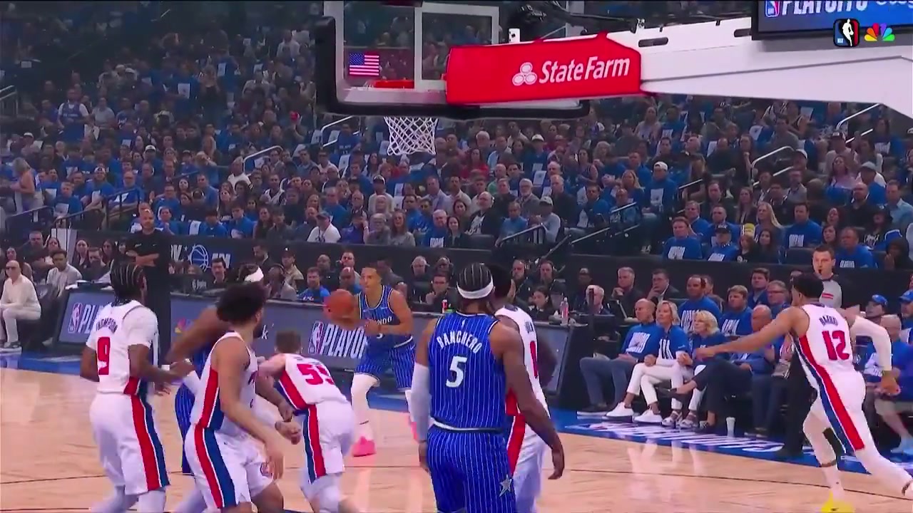 Banchero under the basket pass to Bane for the 3