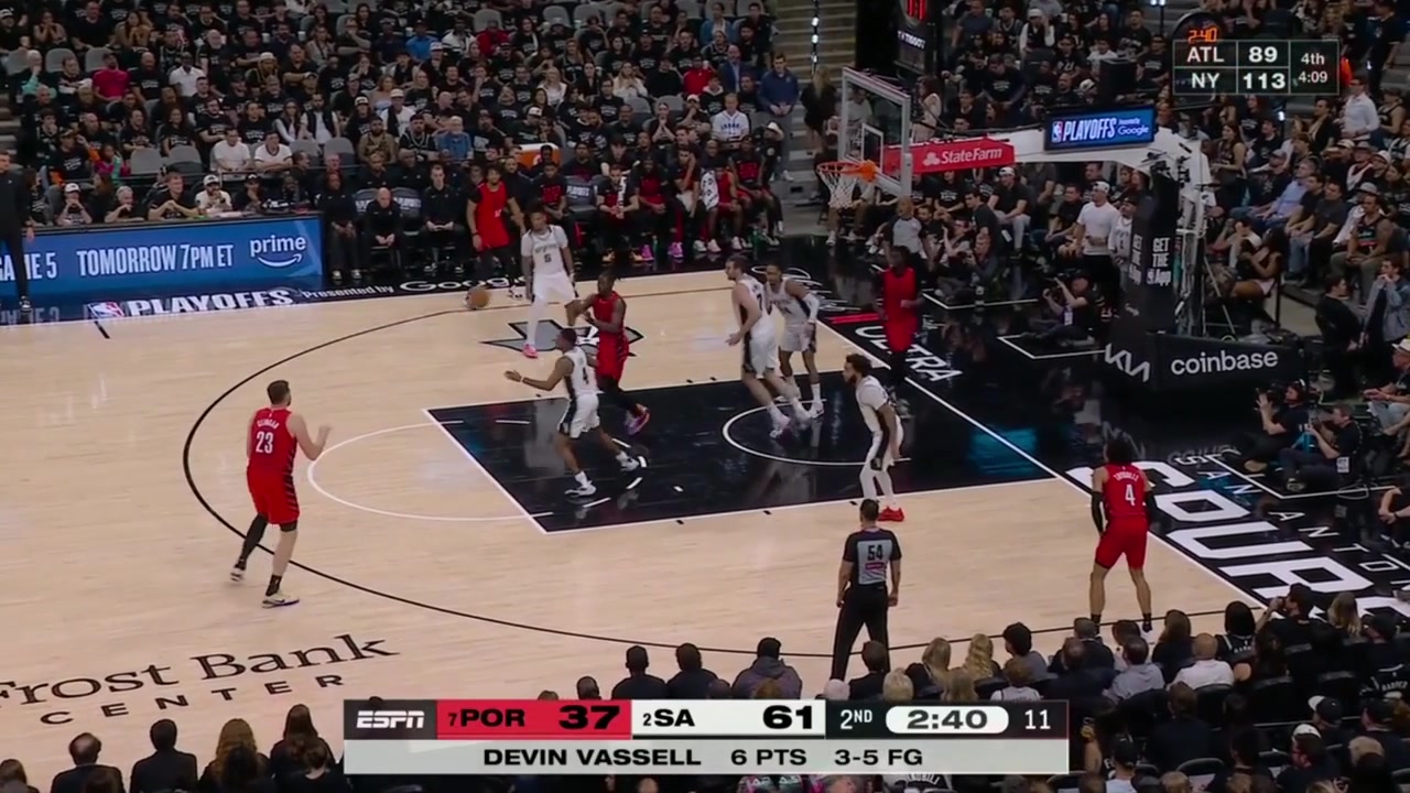 Devin Vassell gets up to block Donovan Clingan at the rim