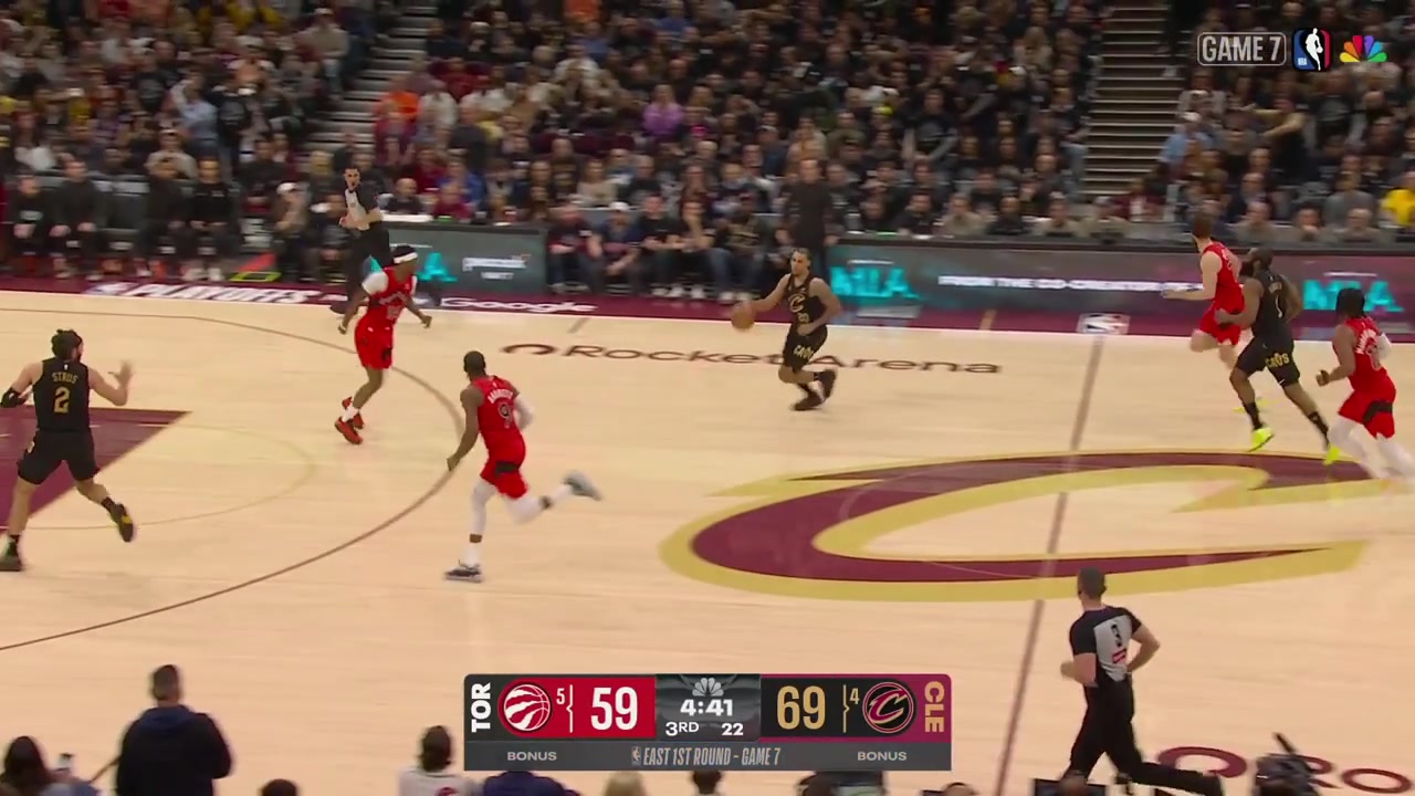 Jaylon Tyson grabs the rebound off his own miss and finds Sam Merrill for the 3-pointer to put the Cavaliers up 12 points with a replay