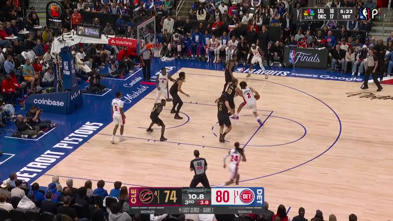 Ron Holland hits a deep buzzer-beater 3-pointer to end the 3rd quarter off a fastbreak dunk by Max Strus with replays