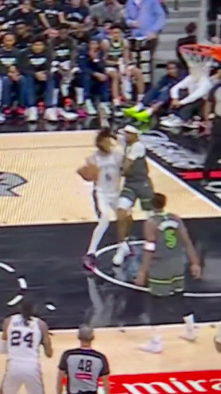 Stephon Castle with an interesting drive to the rim