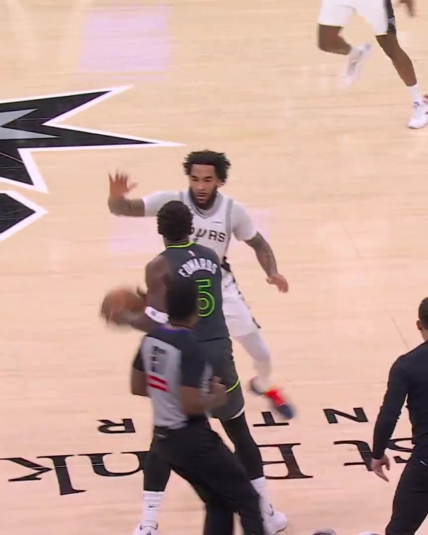 Mitch Johnson directing the Spurs defense last night