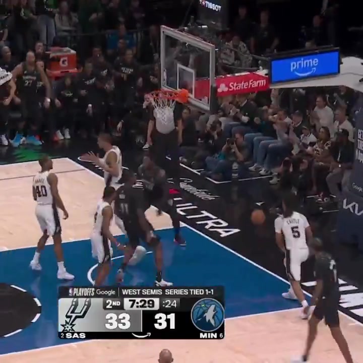 Replay Julius Randle throws it down on Victory Wembenyama