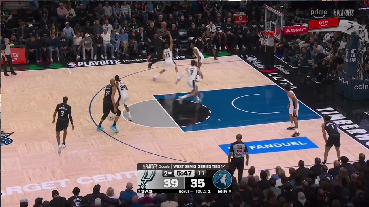 Julius Randle gets the rookie Carter Bryant with a vet move