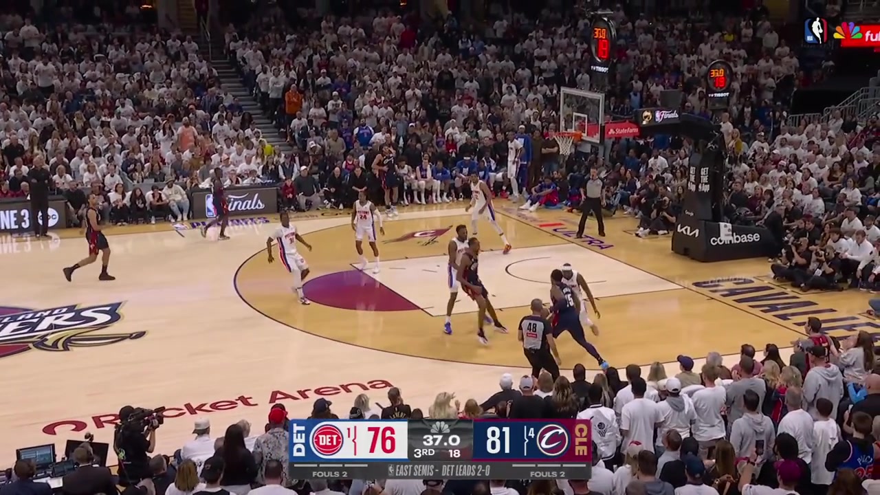 Donovan Mitchell hits the floater to give him 26 points putting the Cavaliers up 7