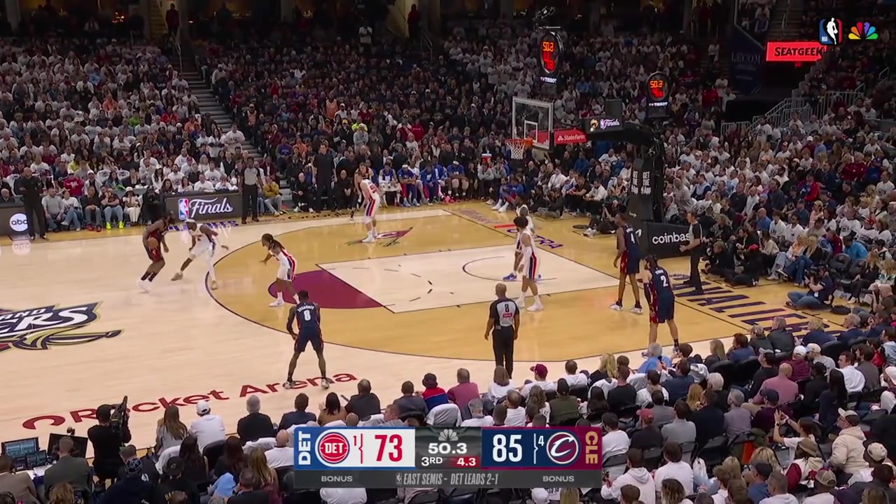 Dennis Schroder banks in the tough floater to beat the shot clock and Paul Reed scores at the other end giving him 11 points in 9 minutes all in the 3rd quarter