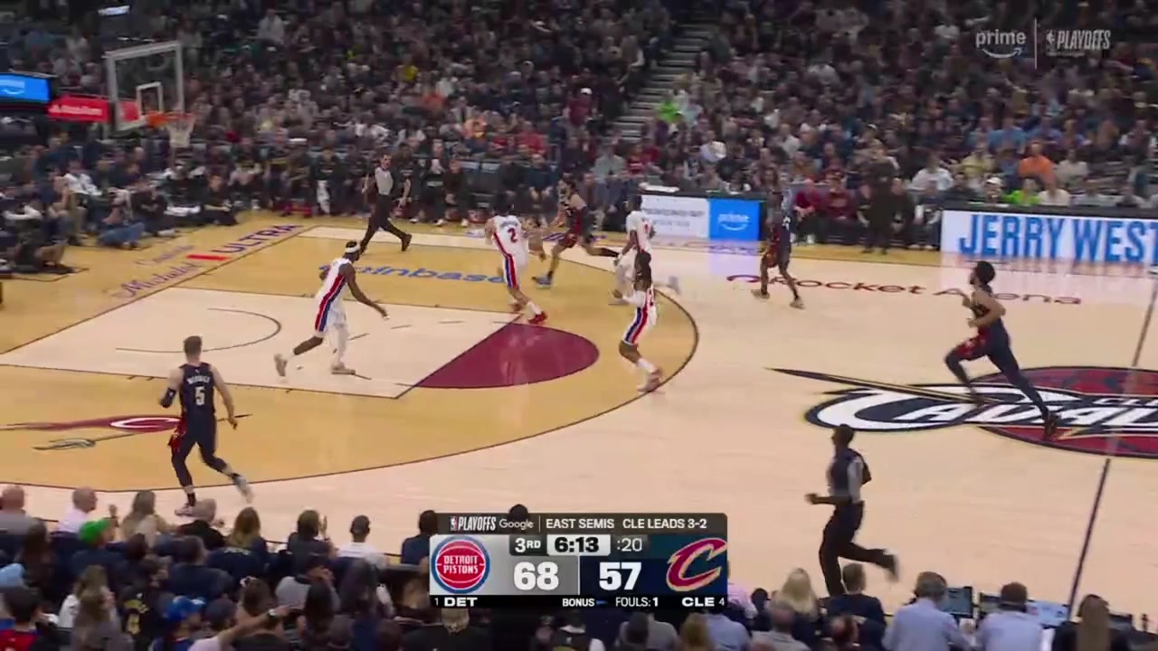 Ausar Thompson absolutely spikes Strus's layup with both hands