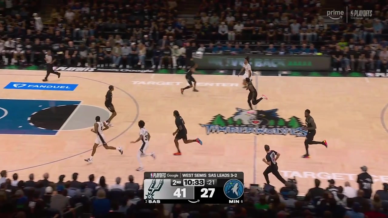 Stephon Castle finds Wemby behind the backboard for a lay-in