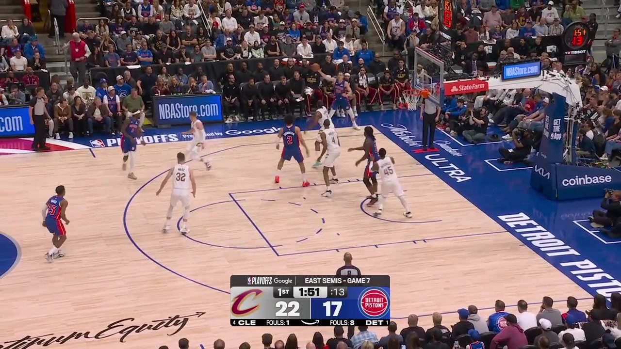 James Harden fouls Duncan Robinson on the corner 3 attemptYou can see the assistant coach telling head coach Kenny Atkinson something along the lines of That's a foul so he won't take a challenge