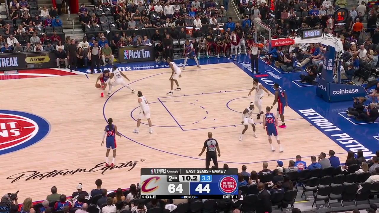 Ausar Thompson hits the corner 3 to beat the shot clock near the end of the 1st half