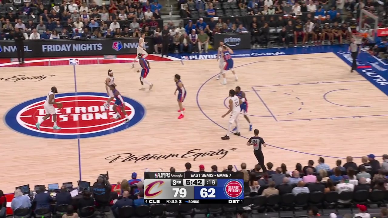 Jarrett Allen sends Duncan Robinson away with the ball fake and finishes with the beautiful one-handed flush with replays