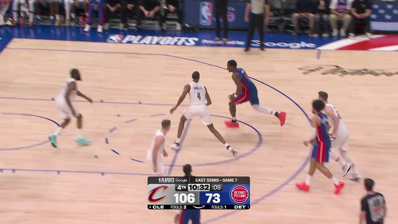 Lowlight Jalen Duren smokes the wide-open layup