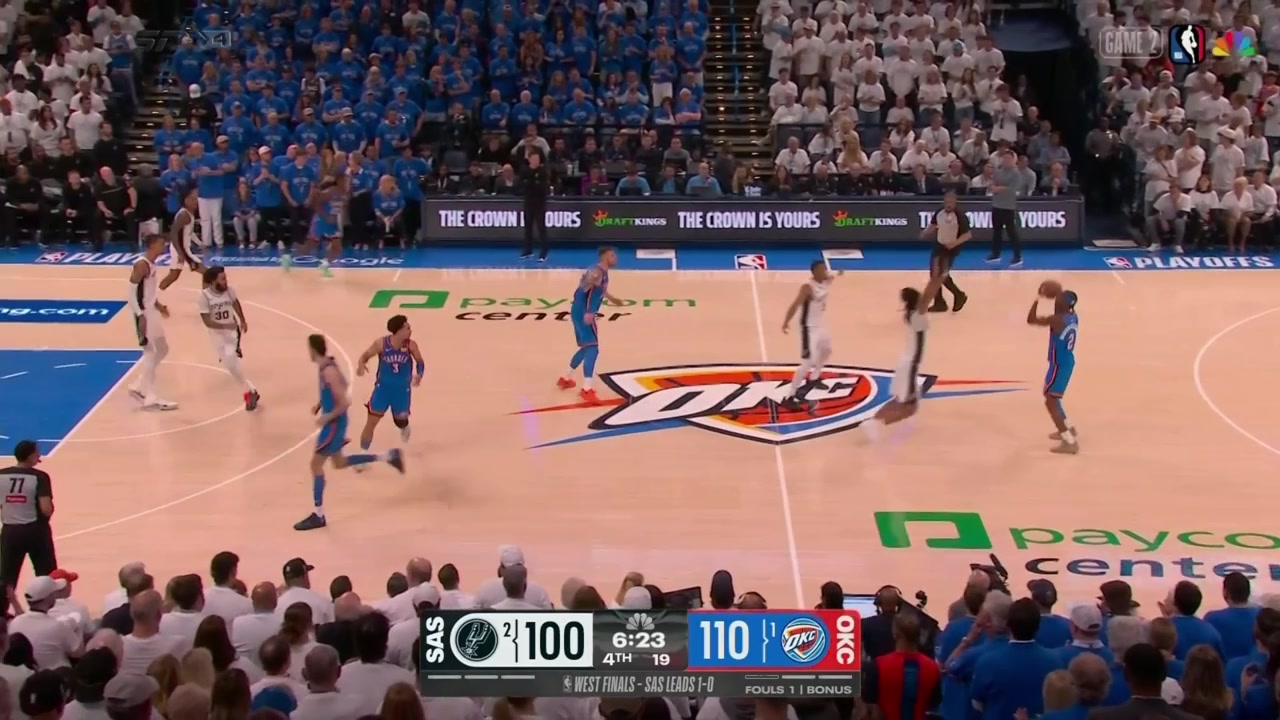 Victor Wembanyama recovers to block Isaiah Hartenstein's lob Stephon Castle nails the three-pointer at the other end