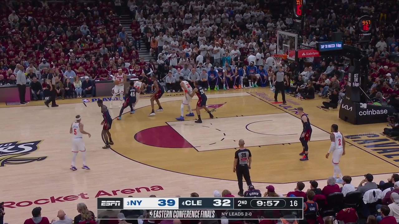 Josh Hart drives on Evan Mobley and scores the reverse layup with replays