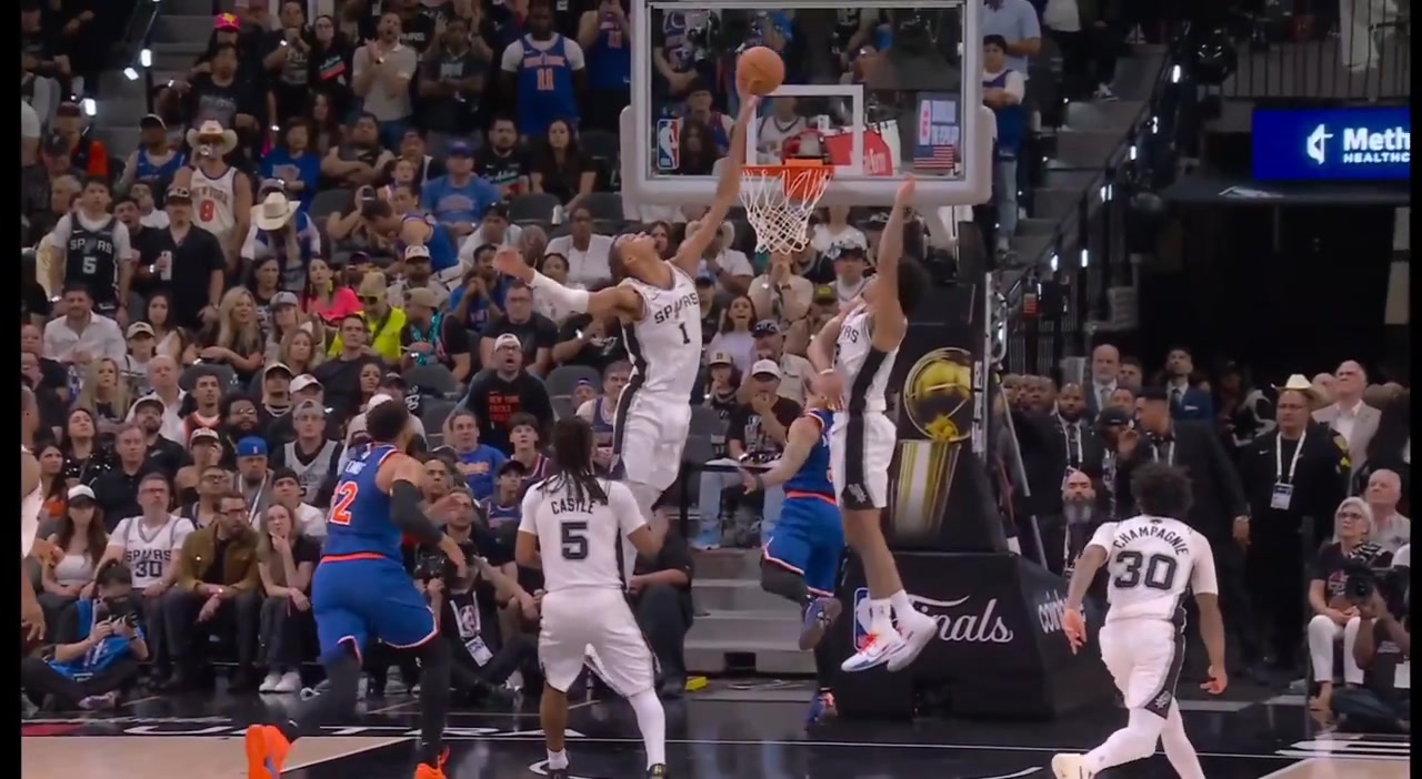 HIGHLIGHT Victor Wembanyama squats it out of bounds