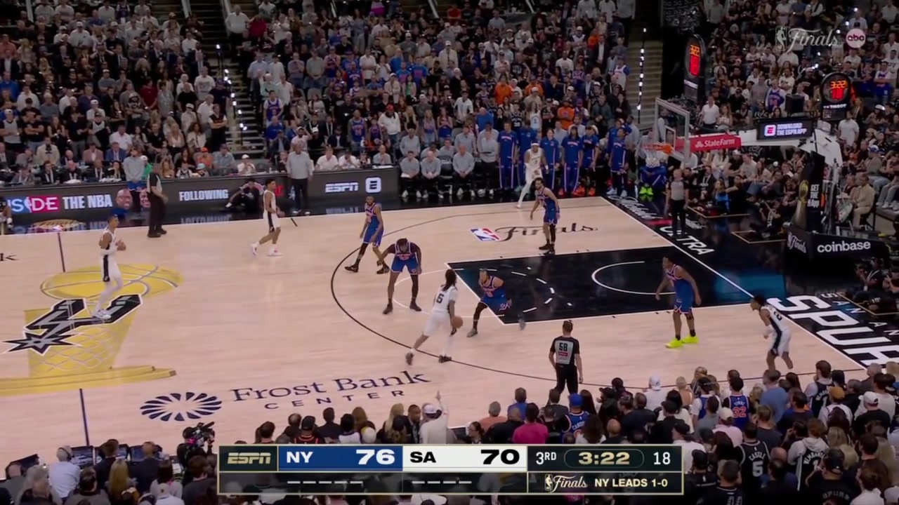 Stephon Castle stops Brunson in his tracks to score